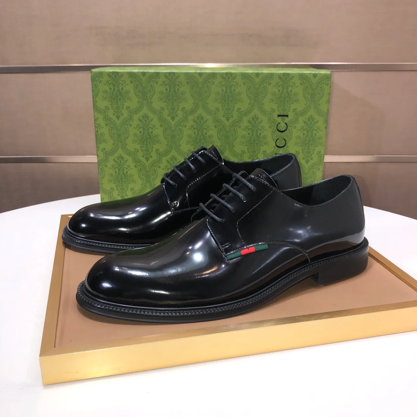 Factory batch 500💰Italy’s top luxury men’s shoe giant (GUCCI) (Gucci) (full cowhide lining) new arrival🍃Original European style🔰 Pleasant to the eye😍In order to make the shoes more durable and non-deformable🌀The production continues to follow traditional methods but there is still no lack of innovation💪The original sheepskin is selected for the leather♻️Smooth, natural and extra bright⭐Made of imported cowhide The rich man’s first choice 38-45 (45 customized)